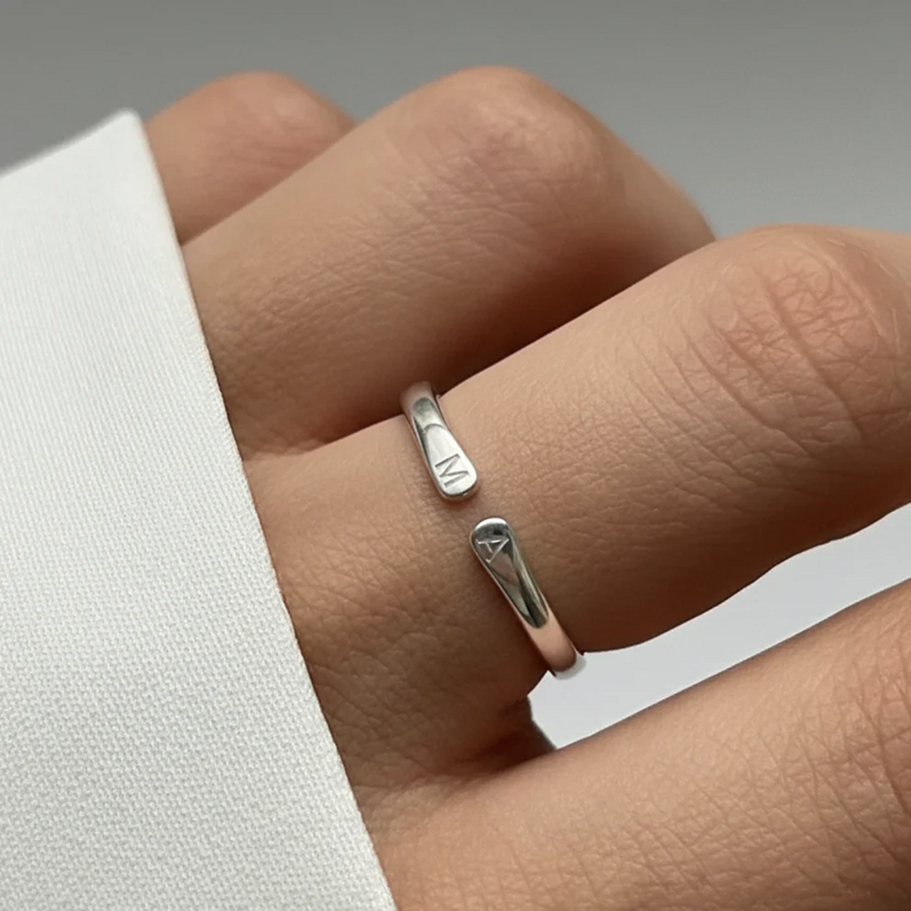 Anillo Whisper: Vuestras Iniciales, Vuestro Amor